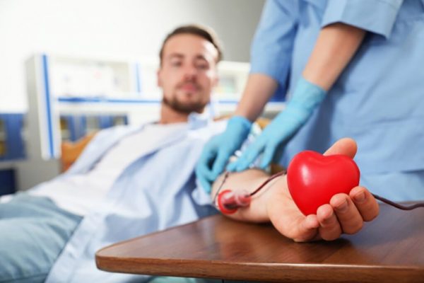 Refuzul transfuziilor din cauza statutului de vaccinare: O provocare emergentă în sistemul medical