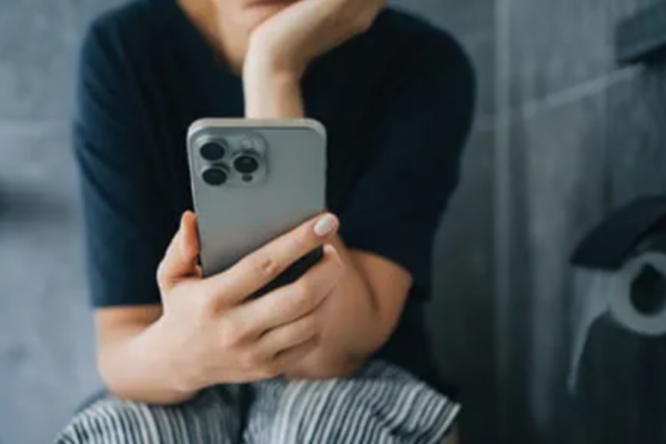 De ce statul pe telefon la toaletă poate fi periculos: Avertizările medicilor