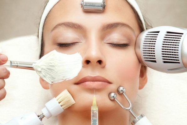 Explozia Veniturilor în Industria Cosmetică din România: O Privire Detaliată Asupra Câștigurilor Cosmeticienelor