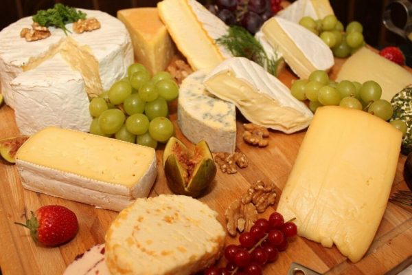 Brânza Comté: O Soluție Delicioasă pentru Sănătatea Oaselor la Persoanele Peste 65 de Ani