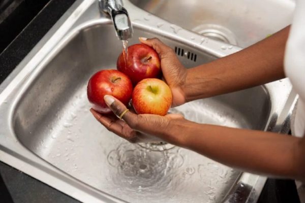 Fructele și legumele contaminate: Ce ne spune studiul Dirty Dozen 2026 despre siguranța alimentelor noastre