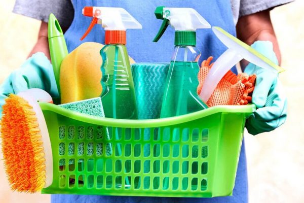 Pericolele ascunse ale produselor de curățare: O privire detaliată asupra riscurilor pentru copii