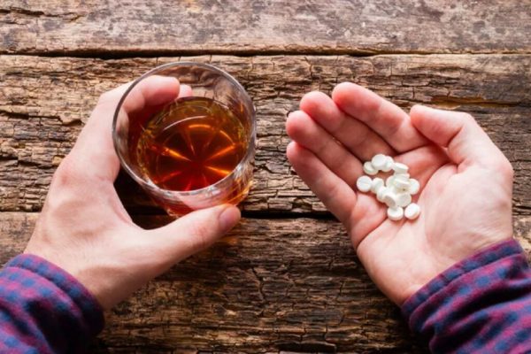 Riscurile ascunse ale consumului de antiacide și antiinflamatoare după alcool: Ce trebuie să știi