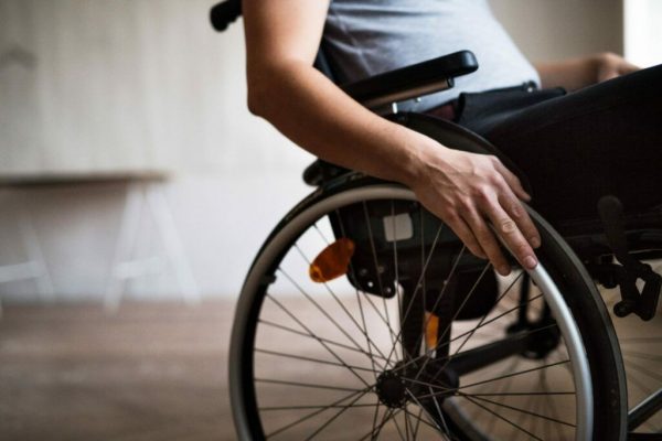 Accesibilizarea spațiilor publice: un drept esențial pentru persoanele cu handicap, ignorat de multe ori de asociațiile de proprietari