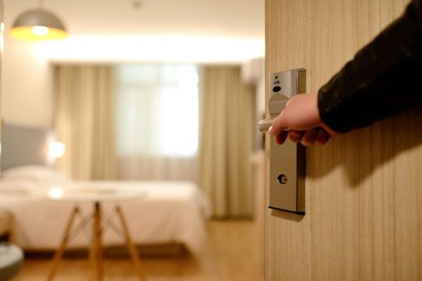 Pericole ascunse în camerele de hotel: Ce să eviți pentru o vacanță mai sigură