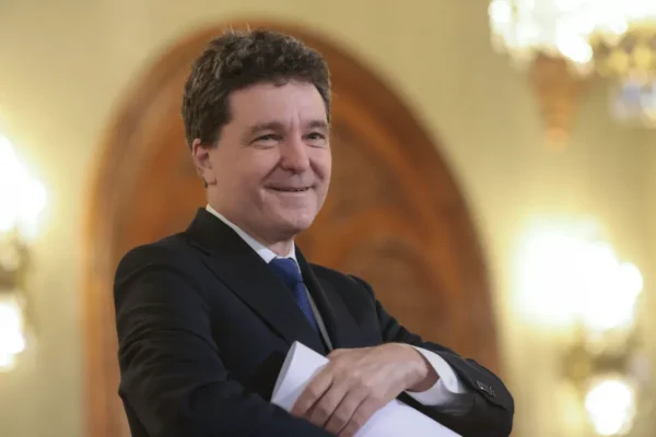 Nicușor Dan Desvăluie Culisele Politicii Românești: Provocări și Perspective în Criza Actuală