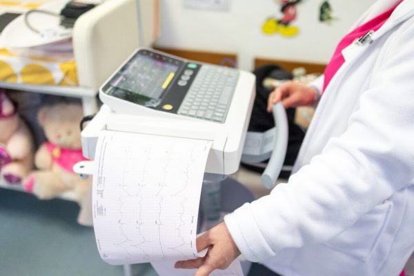 Investiții Cruciale în Sănătate: 60 de Cabinete Medicale din Zone Defavorizate Beneficiază de Echipamente Moderne