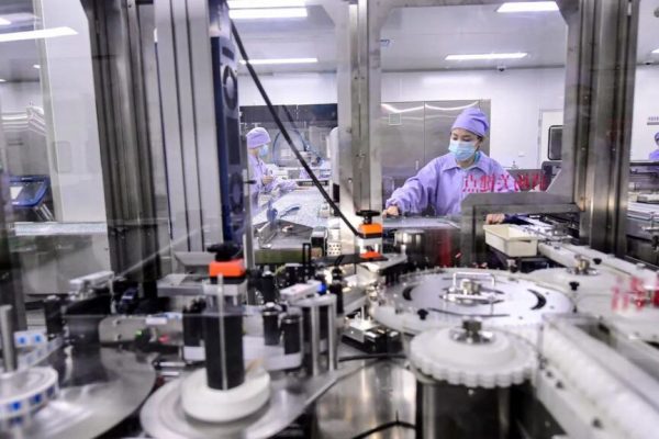 Revoluția Medicamentelor: Cum Inteligența Artificială și Robotica Chineză Transformă Industria Farmaceutică