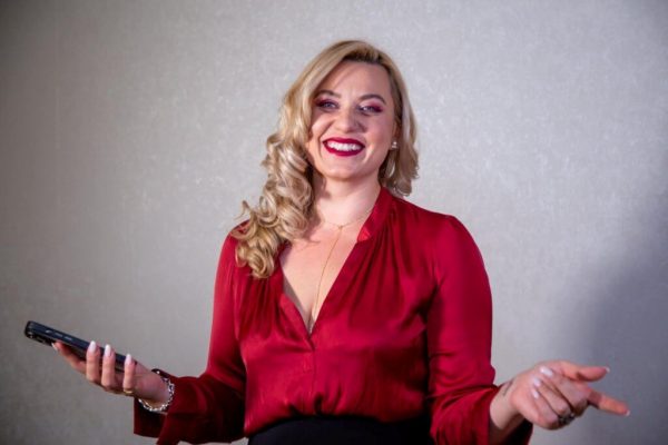 Femeia Modernă în Dilema Leadership-ului: Cum să Îmbini Succesul Profesional cu Relații Sănătoase Acasă