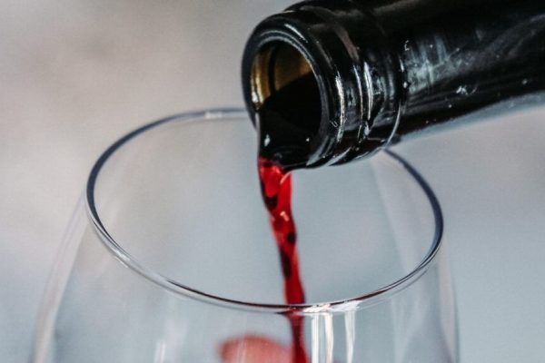 Vinul și Longevitatea: O Analiză a Obiceiurilor Centenarilor din Sardinia și Ikaria