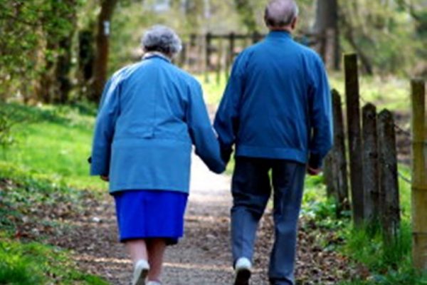 Mersul lent după 65 de ani: Un semnal timpuriu al demenței și implicațiile sale