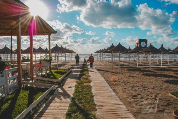Albania: Destinația Preferată a Pensionarilor Italieni în Căutarea unei Vieți Mai Bună