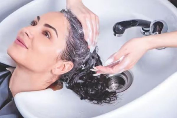 Greșeli frecvente la spălarea părului: Avertizările dermatologilor despre apă fierbinte și utilizarea excesivă a șamponului