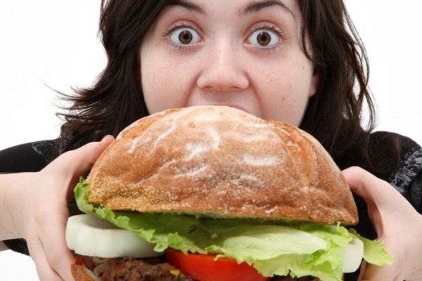 De ce ne rezistăm schimbării obiceiurilor alimentare, chiar și când cunoaștem efectele nocive ale acestora