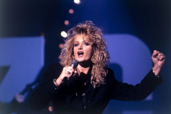 Bonnie Tyler în Stare Critică: O Privire Asupra Complicațiilor Medicale și Impactului Asupra Carierii Sale