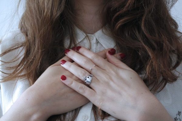 Înfățișarea Infarctului: Semnele Pe Care Femeile Le Confundă cu Indigestia sau Oboseala