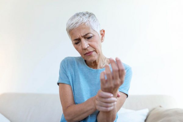 Semnele declinului cognitiv: Mâna stângă ca indicator al sănătății mentale la vârstnici