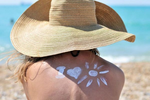 Pericolele bronzului: Dermatologii avertizează tinerii să nu cadă pradă miturilor online