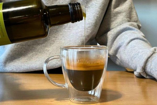 Cafeaua cu Ulei de Măsline: O Tendință Virală cu Beneficii și Precauții