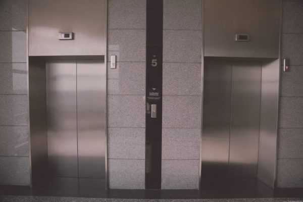 Cum să te protejezi în cazul unei căderi a liftului: Ghid de supraviețuire și măsuri de prevenire