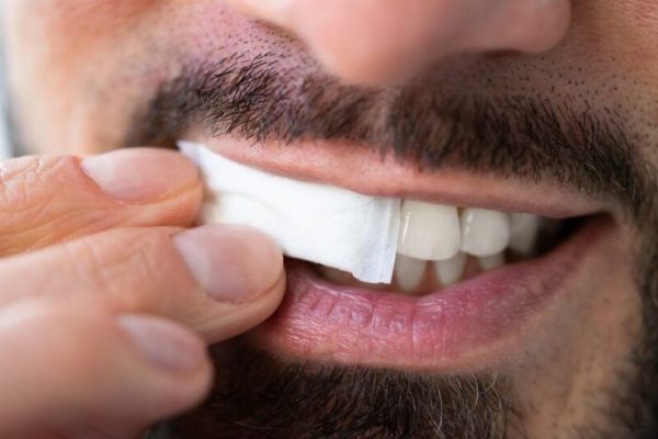 Pericolul Ascuns al Pliculețelor cu Nicotină: Avertizările OMS și Implicațiile pentru Sănătatea Publică