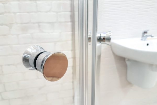 Cum să îți menții geamurile cabinei de duș impecabile: Soluții naturale și sfaturi utile