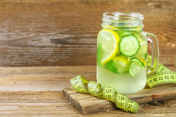 Sassy Water: Băutura Detoxifiantă Care Promite Să Te Ajute Să Scapi de Colăceii de Pe Burtă
