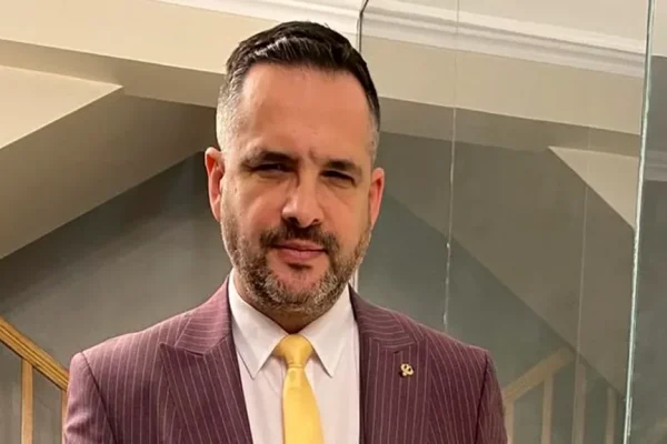 Provocările unei vieți cu hemipareză: Povestea emoționantă a lui Filip, fiul lui Mădălin Ionescu