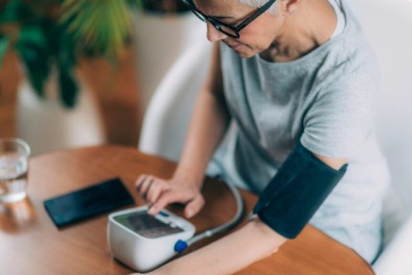 Cum să Scazi Tensiunea Arterială cu 20 de Unități Fără Medicamente: O Abordare Revoluționară prin Dietă și Stil de Viață