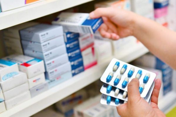 Paracetamolul: Medicamentul Esențial pentru Orice Acasă – Utilizare, Precauții și Impact