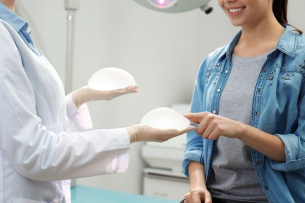 Implanturile mamare: Importanța anatomiei în alegerea dimensiunii și tehnicii de plasare