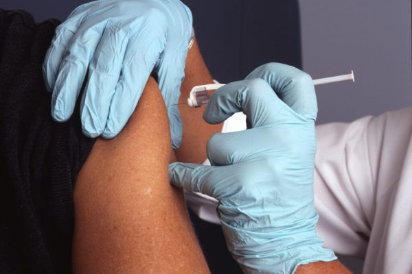 Riscurile vaccinului COVID-19: O analiză detaliată a posibilelor efecte autoimune la persoanele peste 50 de ani