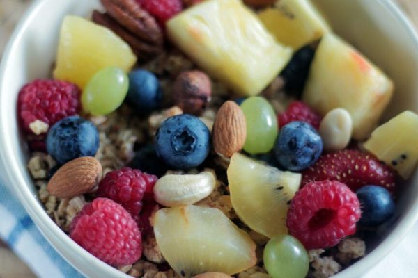 9 Fructe Care Combat Acidul Uric: Soluții Naturale pentru O Dietă Bogată în Carne