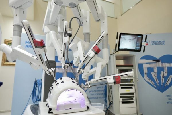 Revoluția Chirurgiei Robotică: Transformarea Intervențiilor Chirurgicale Complexe în România