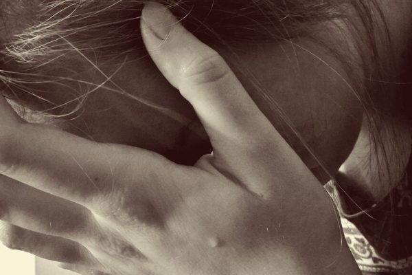 Semnele unei copilării lipsită de iubire: 7 indicii esențiale și impactul lor asupra vieții adulte