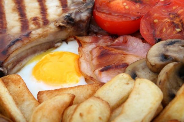 Redefinirea Alimentației: 7 Alimente Considerate Nesănătoase care Pot Fi Benefice pentru Organism