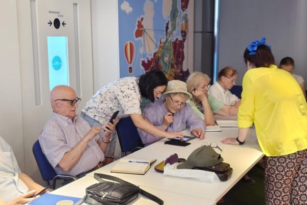 Proiectul Lumea Digitală pentru Seniori: Oportunități și Implicații pentru Vârstnici în Era Digitală