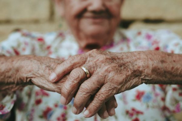 Regretele romantice ale femeilor în vârstă: O privire profundă asupra dorințelor neîmplinite și a impactului lor