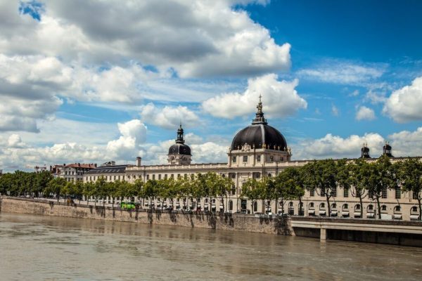 Hôtel-Dieu: O istorie fascinantă a celui mai vechi spital funcțional din lume