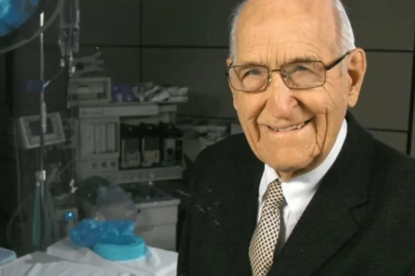 Un Centenar de Viață: Lecțiile de Longevitate ale Dr. Ellsworth Wareham