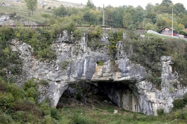 Podul lui Dumnezeu: O Minune Naturală din România Atrăgătoare pentru Turiștii din Lume întreagă