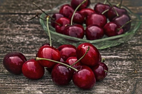 Ghidul Cumpărătorului: Cum să Alegi Cireșele Perfecte și Să Eviți Mâncarea Fructelor Veștedite