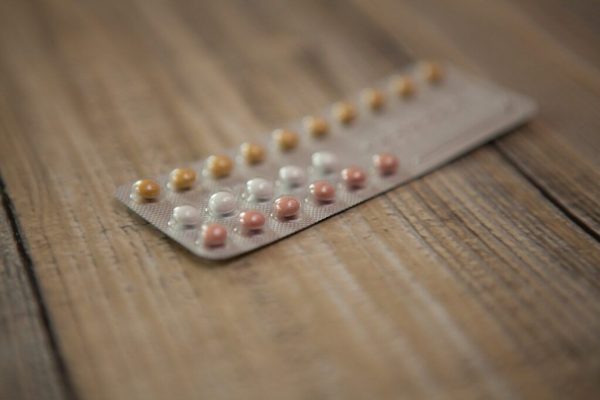 Riscurile și implicațiile utilizării pastilelor pentru amânarea menstruației fără consult medical