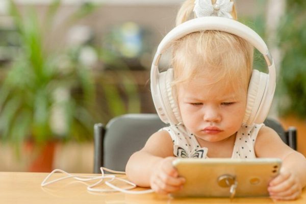 Impactul Ecranelor Asupra Bebelușilor: Avertismente și Recomandări din Studiile Recente