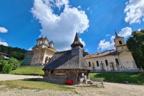 Tabăra de Medicină și Bioetică la Mănăstirea Nicula: O Nouă Viziune în Formarea Viitorilor Medici