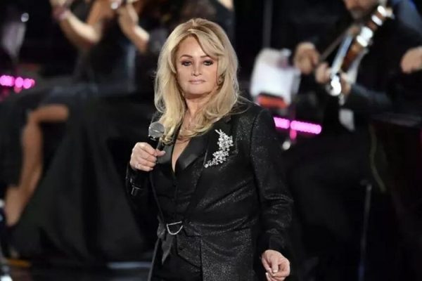 Drama Ascunsă a lui Bonnie Tyler: Operația Care i-a Schimbat Viața și Vocea