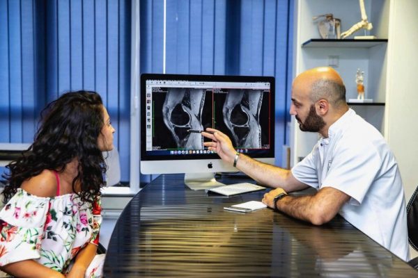 Inovații în Tratamentul Artrozei la Genunchi: O Procedură Minim Invazivă care Promite Reducerea Semnificativă a Durerii