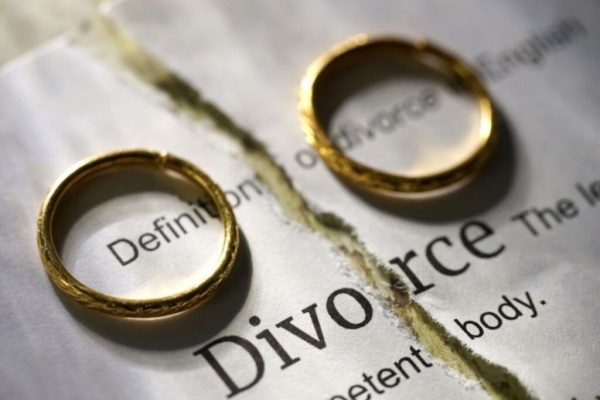 Divorțul după 50 de ani: Cauze, implicații și sindromul cuibului gol
