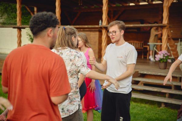 Ghidul Siguranței pentru Tineri la Festivaluri: Cum să Te Bucuri de Distracție fără Riscuri