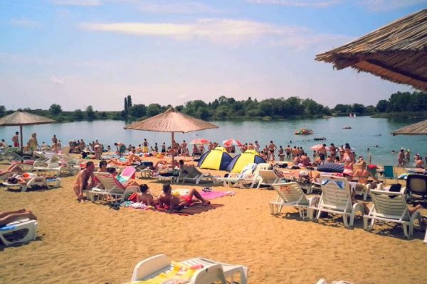Descoperind „Litoralul Vestului”: Plaja Ghioroc, O Destinație de Vacanță în Ascensiune